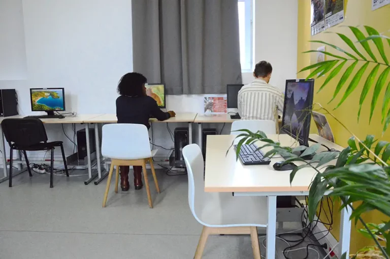 photo de l'accès libre de l'espace numérique au centre social de wazemmes